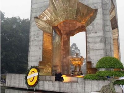 Đài tưởng niệm các Anh hùng liệt sỹ trên đường Bắc Sơn.